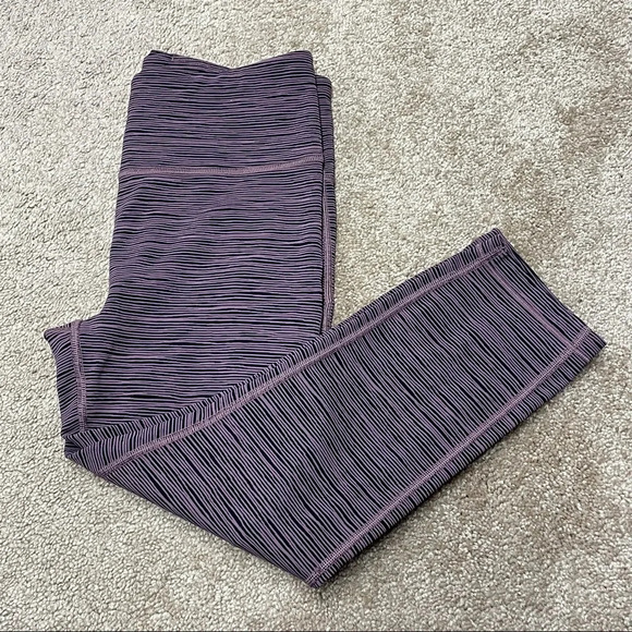 Athleta Ultimate Capri Linear Lines Capri Black/Volcanic Violet SIZE S - Picture 6 of 16